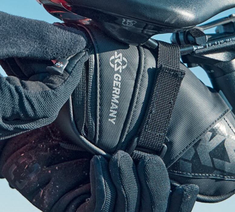 Kapsička Racer Straps 800 Black