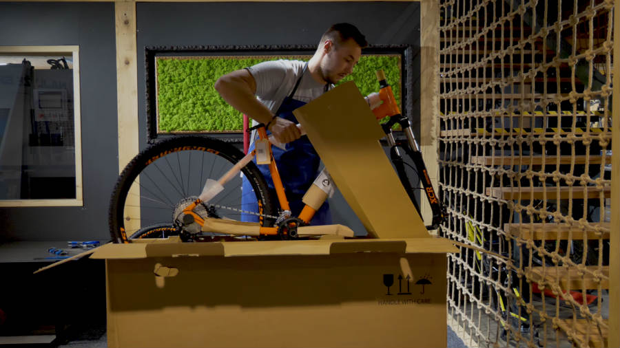 Rozbalte krabicu a vyberte bicykel